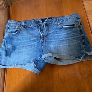 Jessica Simpson short jeans